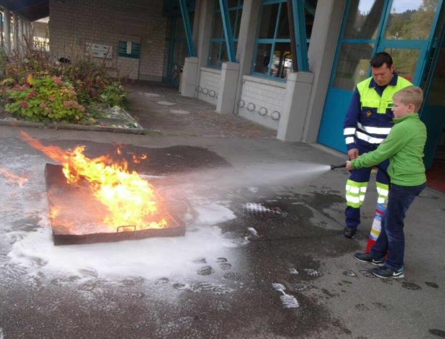 Der Elternverein Wernetshausen zu Gast bei der Feuerwehr Hinwil